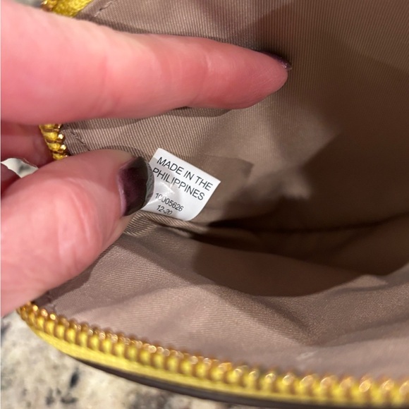 Tory Burch Perry Bombe Wristlet Yellow/Green Small mark on green pocket color - Picture 6 of 8